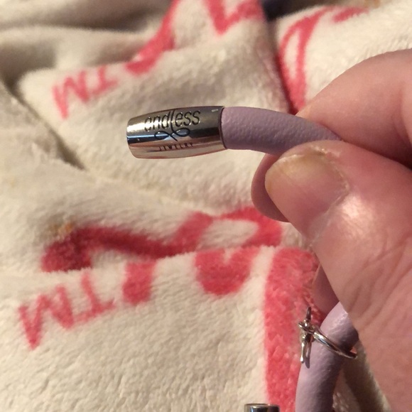 Endless by JLo - A Double Wrap Leather Bracelet in Lilac & Five SS925 Charms. - Picture 11 of 11